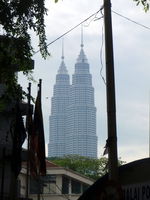 První pohlded na Petronas Towers z Little India ... | Malaysia - Kuala Lumpur I. - 27.7.-28.7.2010